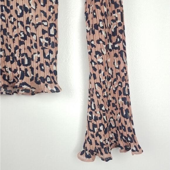 Code Mode | Long Sleeve Animal Print Ribbed - Picture 6 of 9